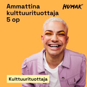 Iloisesti naurava mies vaaleanpunaisessa farkkutakissa. Tekstit Humak-logo, ammattina kulttuurituottaja 5 op kulttuurituottaja.