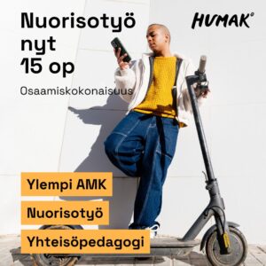 Nuori nojaa sähköpotkulaudan kanssa seinään ja katsoo kännykkäänsä. Tekstit nuorisotyö nyt, osaamiskokonaisuus 15 op, humak, yamk, avoin amk.