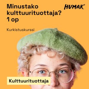 Kuvassa on vaaleanoranssilla taustalla henkilö, jolla on kiharat vaaleat hiukset, pyöreät silmälasit ja vaaleanvihreä samettibaretti. Yläosassa lukee: "Minustako kulttuurituottaja? 2 op", ja pienemmällä "Kurkistuskurssi". Oikeassa yläkulmassa on Humak-logo. Alareunassa vaaleankeltaisella pohjalla on teksti: "Kulttuurituottaja".