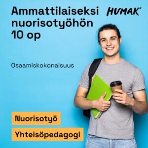 Hymyilevä nuori mies harmaassa t-paidassa seisoo sinistä taustaa vasten. Hänellä on vihreä vihko ja take away -kahvimuki käsissään sekä reppu olalla. Kuvassa lukee: "Ammattilaiseksi nuorisotyöhön 10 op, Osaamiskokonaisuus". Alareunassa korostettuna sanat "Nuorisotyö" ja "Yhteisöpedagogi". Logona Humak