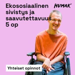 Hymyilevä henkilö istuu pyörätuolissa vaalean violetilla taustalla, yllään oranssi paita. Kuvassa lukee: "Ekososiaalinen sivistys ja saavutettavuus 5 op". Alareunassa korostettuna teksti "Yhteiset opinnot". HUMAK-logo oikeassa yläkulmassa.