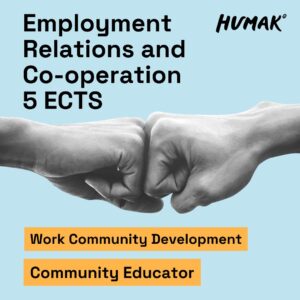 Vaaleansinisellä taustalla kaksi mustavalkoista kättä tekee nyrkkitervehdyksen keskellä kuvaa. Tekstinä: "Employment Relations and Co-operation 5 ECTS". Alareunassa korostettuna oransseilla taustoilla tekstit "Work Community Development" ja "Community Educator". HUMAK-logo oikeassa yläkulmassa.