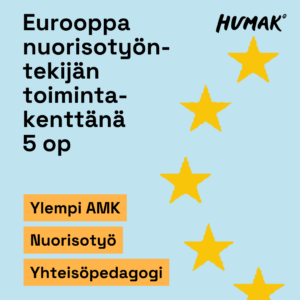 Vaaleansinisellä taustalla mustalla tekstillä "Eurooppa nuorisotyöntekijän toimintakenttänä 5 op". Oikealla puolella viisi keltaista tähteä, viitaten Euroopan unioniin. Alareunassa oransseilla taustoilla kolme korostettua sanaa: "Ylempi AMK", "Nuorisotyö" ja "Yhteisöpedagogi". HUMAK-logo oikeassa yläkulmassa.