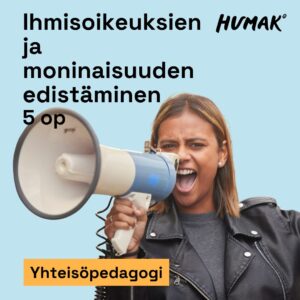 Vaaleansinisellä taustalla nainen huutaa megafoniin ja katsoo suoraan eteenpäin päättäväisenä. Hänellä on musta nahkatakki ja tummat hiukset. Kuvassa lukee: "Ihmisoikeuksien ja moninaisuuden edistäminen 5 op". Alareunassa oranssilla taustalla korostettuna sana "Yhteisöpedagogi". Humak-logo oikeassa yläkulmassa.