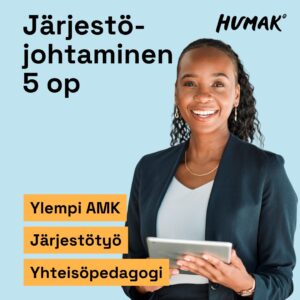 Vaaleansinisellä taustalla hymyilevä nainen tummassa bleiserissä pitää kädessään tablettia. Hänellä on kiharat hiukset, kultaiset korvakorut ja kaulaketju. Kuvassa lukee: "Järjestöjohtaminen 5 op". Alareunassa oransseilla taustoilla korostetut sanat: "Ylempi AMK", "Järjestötyö" ja "Yhteisöpedagogi". Humak-logo oikeassa