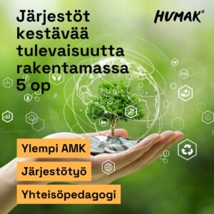 Vihreäsävyisellä taustalla kaksi kämmentä kannattelee pientä vihreää puuta, jonka ympärillä on valkoinen digitaalinen maapallografiikka ja kestävään kehitykseen liittyviä symboleita. Kuvassa lukee: "Järjestöt kestävää tulevaisuutta rakentamassa 5 op". Alareunassa oransseilla taustoilla korostetut sanat: "Ylempi AMK", "Järjestötyö" ja "Yhteisöpedagogi". Humak-logo oikeassa yläkulmassa.