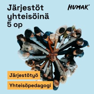 Iso joukko ihmisiä muodostaa ylhäältä katsottuna sydämen. Kaikki ovat yhdistäneet kätensä sydämen keskellä yhteen. Tekstit kuvassa: järjestöt yhteisöinä, 5 op, järjestötyö, yhteisöpedagogi, humak.