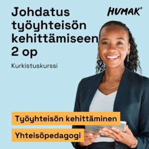 Vaaleansinisellä taustalla hymyilevä nainen tummahiuksisena, pukeutuneena tummansiniseen bleiseriin ja valkoiseen paitaan, pitää kädessään tablettia. Kuvassa lukee: "Johdatus työyhteisön kehittämiseen 2 op, Kurkistuskurssi". Alareunassa korostetut sanat: "Työyhteisön kehittäminen" ja "Yhteisöpedagogi". Humak-logo oikeassa yläkulmassa.