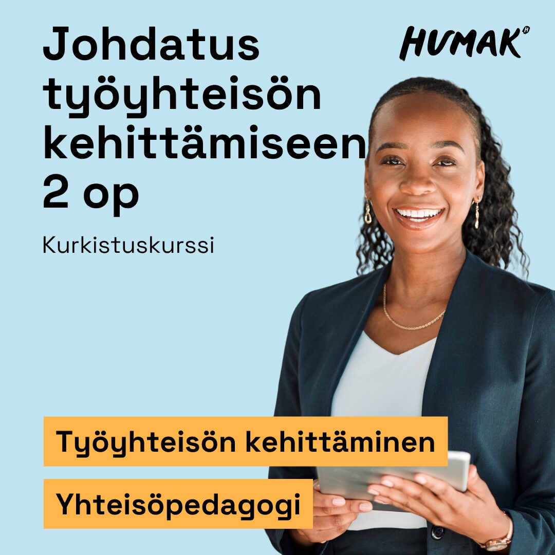 Vaaleansinisellä taustalla hymyilevä nainen tummahiuksisena, pukeutuneena tummansiniseen bleiseriin ja valkoiseen paitaan, pitää kädessään tablettia. Kuvassa lukee: "Johdatus työyhteisön kehittämiseen 2 op, Kurkistuskurssi". Alareunassa korostetut sanat: "Työyhteisön kehittäminen" ja "Yhteisöpedagogi". Humak-logo oikeassa yläkulmassa.