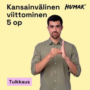 Kuvassa henkilö, joka viittoo painamalla oikean kätensä sormet avoinna olevaa käden pohjaansa vasten. Teksteinä kuvassa Humak, tulkkaus, kansainvälinen viittominen, 5 op.