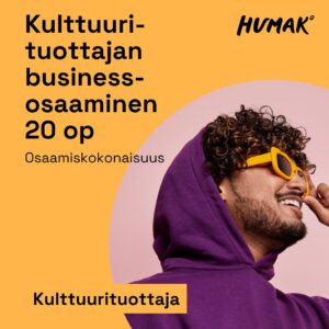 Oranssitausta, henkilö keltaisissa aurinkolaseissa katsoo hymyillen yläviistoon. Teksteinä Humak, kulttuurituottaja, osaamiskokonaisuus sekä kulttuurituottajan business osaaminen 20 op osaamiskokonaisuus.
