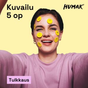 Kuvassa hymyilevä nuori nainen ottaa selfien vaaleankeltaista taustaa vasten. Hänellä on kasvoillaan useita pieniä keltaisia hymynaamatarroja. Hänellä on vaaleanvioletti paita. Kuvassa lukee ylhäällä vasemmalla "Kuvailu 5 op", oikeassa yläkulmassa Humak-logo ja alhaalla vaaleanpunaisella taustalla teksti "Tulkkaus".