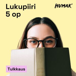 Kuvassa nuori nainen katsoo kameraan kirjan takaa, jota hän pitää kasvojensa edessä. Hänellä on tummat silmälasit ja ruskeat hiukset. Tausta on vaaleankeltainen. Vasemmassa yläkulmassa lukee "Lukupiiri 5 op", oikeassa yläkulmassa on Humak-logo. Alareunassa on vaaleanpunainen palkki, jossa lukee "Tulkkaus".