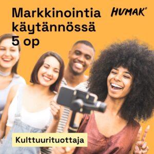 Kuvassa on neljä nuorta aikuista, jotka nauravat ja kuvaavat itseään älypuhelimella. Etualalla oleva henkilö tekee peace-merkin ja pitää puhelinta kuvaustelineessä. Taustalla on oranssi väri. Ylhäällä lukee: "Markkinointia käytännössä 5 op", oikeassa yläkulmassa Humak-logo. Alareunassa on vaaleankeltainen palkki, jossa lukee "Kulttuurituottaja".