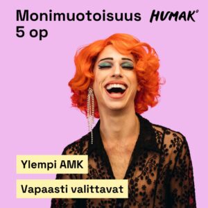 Iloisesti naurava henkilö oranssissa kiharassa peruukissa ja mustassa pitsipaidassa vaalean violetilla taustalla. Henkilöllä on näyttävä silmämeikki, kirkas huulipuna, nenäkoru ja pitkät korvakorut. Kuvassa lukee ylhäällä: "Monimuotoisuus 5 op" ja oikeassa yläkulmassa on Humak-logo. Alareunassa vaaleankeltaisella pohjalla lukee: "Ylempi AMK" ja "Vapaasti valittavat".