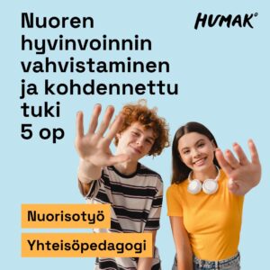 Kaksi nuorta hymyilee ja ojentaa kätensä kameraa kohti sinistä taustaa vasten. Vasemmalla nuori mies raidallisessa t-paidassa, oikealla nuori nainen keltaisessa paidassa ja valkoiset kuulokkeet kaulalla. Yläosassa lukee: "Nuoren hyvinvoinnin vahvistaminen ja kohdennettu tuki 5 op", oikeassa yläkulmassa Humak-logo. Alhaalla oransseissa laatikoissa lukee: "Nuorisotyö" ja "Yhteisöpedagogi".