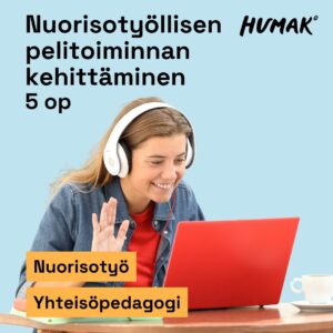 Nuori nainen istuu pöydän ääressä, katsoo punaista kannettavaa tietokonetta ja hymyilee ystävällisesti samalla kun nostaa kättään tervehdykseen. Hänellä on isot valkoiset kuulokkeet, punainen paita ja sininen farkkupaita. Kuvan yläosassa lukee: "Nuorisotyöllisen pelitoiminnan kehittäminen 5 op" ja oikeassa yläkulmassa on Humak-logo. Alareunassa oranssilla taustalla tekstit: "Nuorisotyö" ja "Yhteisöpedagogi".