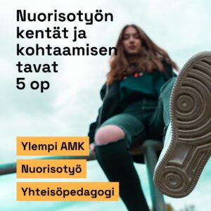 Vaalean taivaan edessä nuori nainen istuu metallikaiteella, toinen jalka etualalla korostaen kengän pohjaa. Hänellä on pitkät ruskeat hiukset ja tummat vaatteet, housuissa näkyy repeämä polven kohdalla. Kuvan vasemmassa yläreunassa lukee: "Nuorisotyön kentät ja kohtaamisen tavat 5 op". Alareunassa oranssilla pohjalla tekstit: "Ylempi AMK", "Nuorisotyö" ja "Yhteisöpedagogi".
