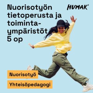 Vaaleansininen tausta. Kuvassa nuori nainen hypähtää ilmaan iloisena. Hänellä on keltainen huppari, vihreät housut ja musta lippalakki. Ylhäällä lukee: ”Nuorisotyön tietoperusta ja toimintaympäristöt 5 op”. Alareunassa oranssilla pohjalla tekstit: ”Nuorisotyö” ja ”Yhteisöpedagogi”. Oikeassa yläkulmassa näkyy Humak-logo.