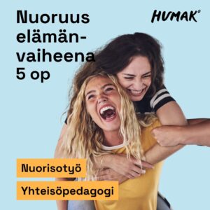 Vaaleansininen tausta. Kuvassa kaksi iloista nuorta naista. Toinen on toisen selässä ja molemmat nauravat iloisesti. Ylhäällä lukee: ”Nuoruus elämänvaiheena 5 op”. Alareunassa oranssilla pohjalla tekstit: ”Nuorisotyö” ja ”Yhteisöpedagogi”. Oikeassa yläkulmassa näkyy Humak-logo.