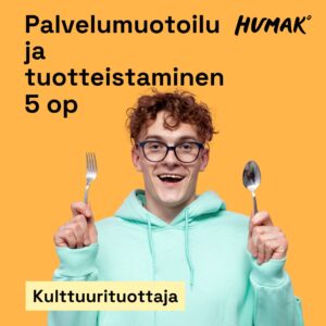 Oranssi tausta. Kuvassa nuori mies mintunvihreässä hupparissa pitää kädessään haarukkaa ja lusikkaa, kasvoillaan innostunut ilme. Vasemmassa yläkulmassa mustalla tekstillä: ”Palvelumuotoilu ja tuotteistaminen 5 op”. Alareunassa vaaleankeltaisella taustalla mustin kirjaimin: ”Kulttuurituottaja”. Oikeassa yläkulmassa Humak-logo.