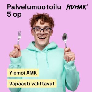 Vaaleanpunainen tausta. Kuvassa nuori mies mintunvärisessä hupparissa, jolla on kädessään haarukka ja lusikka sekä innostunut ilme. Vasemmassa yläkulmassa mustalla tekstillä: ”Palvelumuotoilu 5 op”. Alareunassa vaaleankeltaisilla taustoilla mustin kirjaimin: ”Ylempi AMK” ja ”Vapaasti valittavat”. Oikeassa yläkulmassa