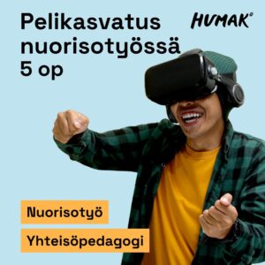 Vaaleansininen tausta. Kuvassa nuori henkilö, jolla on päässään VR-lasit ja kuulokkeet. Hän hymyilee ja liikuttaa käsiään innostuneena pelin maailmassa. Vasemmassa yläkulmassa mustalla tekstillä: ”Pelikasvatus nuorisotyössä 5 op”. Alhaalla oransseilla taustoilla mustin kirjaimin: ”Nuorisotyö” ja ”Yhteisöpedagogi”. Oikeassa yläkulmassa Humak-logo.