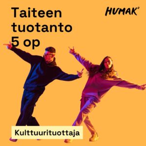 Oranssi tausta. Kuvassa kaksi nuorta tanssijaa liikkeessä: vasemmalla huppariin ja aurinkolaseihin pukeutunut henkilö osoittaa käsillään sivulle, oikealla toinen tanssija leveässä asennossa. Molemmat valaistu värivaloin (violetti ja punainen). Ylhäällä teksti: “Taiteen tuotanto 5 op”. Alareunassa vaaleankeltaisella pohjalla teksti: “Kulttuurituottaja”. Humak-logo oikeassa yläkulmassa.