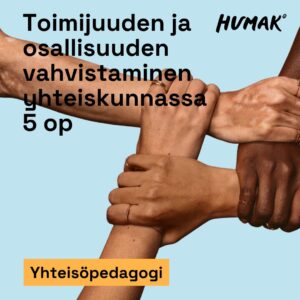 Vaaleansininen tausta. Kuvassa usean eri-ikäisen ja erivärisen ihmisen kädet tarttuvat toisiinsa muodostaen ketjun, joka symboloi yhteisöllisyyttä ja voimaantumista. Teksti: “Toimijuuden ja osallisuuden vahvistaminen yhteiskunnassa 5 op”. Alareunassa oranssissa laatikossa lukee “Yhteisöpedagogi”. Humak-logo oikeassa yläkulmassa.
