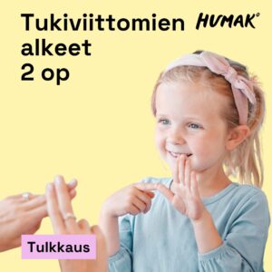 Vaaleankeltainen tausta. Kuvassa pieni vaaleahiuksinen tyttö sinisessä paidassa ja vaaleanpunaisessa rusettipannassa tekee sormilla viittomia ja hymyilee aikuiselle, jonka kädet näkyvät kuvan vasemmassa reunassa viittomassa. Teksti: “Tukiviittomien alkeet 2 op”. Alareunassa vaaleanlilassa laatikossa lukee “Tulkkaus”. Humak-logo oikeassa yläkulmassa.
