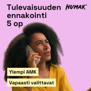 Vaaleanvioletti tausta. Kuvassa mustahiuksinen nainen keltaisessa paidassa pitää kännykkää korvallaan ja katsoo huolestuneen mietteliäänä ylös. Teksti: “Tulevaisuuden ennakointi 5 op”. Alareunassa vaaleankeltaisissa laatikoissa lukee “Ylempi AMK” ja “Vapaasti valittavat”. Humak-logo oikeassa yläkulmassa.