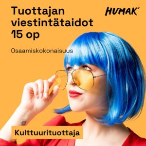 Oranssi tausta. Kuvassa henkilö, jolla on kirkkaan sininen polkkatukkainen peruukki, punainen pusero ja keltaiset aurinkolasit. Hän katsoo ylöspäin ja pitelee lasejaan kevyesti. Teksti: “Tuottajan viestintätaidot 15 op”, “Osaamiskokonaisuus”. Alareunassa oranssissa laatikossa lukee “Kulttuurituottaja”. Humak-logo sijaitsee