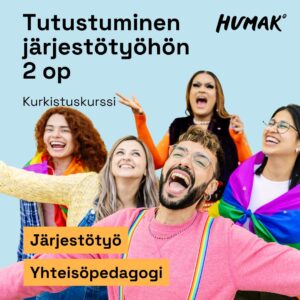 Vaaleansininen tausta. Kuvassa viisi iloista ja moninaista ihmistä juhlavassa tunnelmassa, osalla sateenkaarilippu harteillaan. Etualalla mies pinkissä paidassa ja sateenkaarenvärisissä olkaimissa nauraa iloisesti kädet levällään. Teksti: “Tutustuminen järjestötyöhön 2 op”, “Kurkistuskurssi”. Alareunassa oransseissa laatikoissa lukee “Järjestötyö” ja “Yhteisöpedagogi”. Humak-logo on oikeassa yläkulmassa.