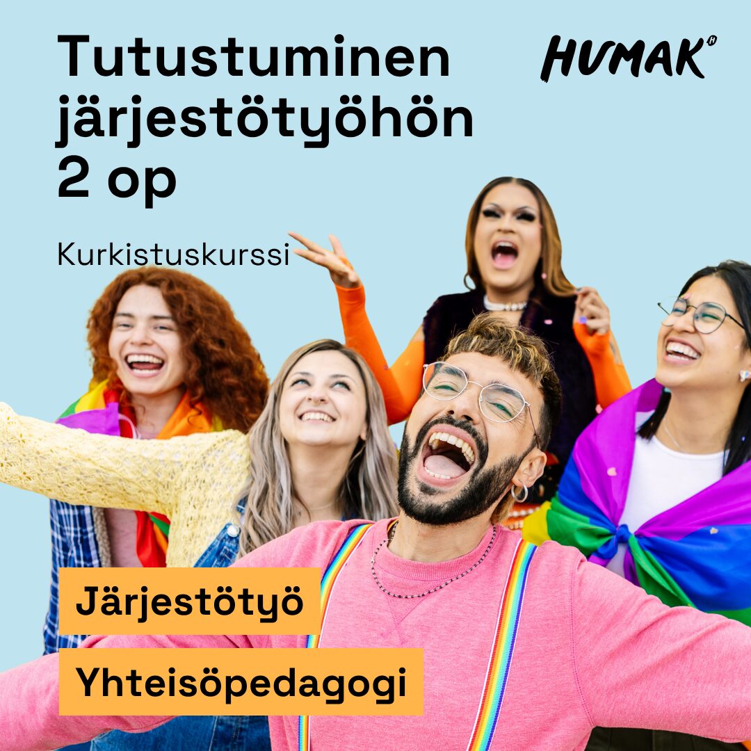 Vaaleansininen tausta. Kuvassa viisi iloista ja moninaista ihmistä juhlavassa tunnelmassa, osalla sateenkaarilippu harteillaan. Etualalla mies pinkissä paidassa ja sateenkaarenvärisissä olkaimissa nauraa iloisesti kädet levällään. Teksti: “Tutustuminen järjestötyöhön 2 op”, “Kurkistuskurssi”. Alareunassa oransseissa laatikoissa lukee “Järjestötyö” ja “Yhteisöpedagogi”. Humak-logo on oikeassa yläkulmassa.