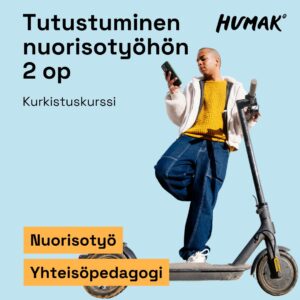 Vaaleansininen tausta, jonka edessä nuori henkilö seisoo sähköpotkulaudalla ja katsoo puhelintaan. Hänellä on valkoinen takki, keltainen neule ja siniset leveälahkeiset housut. Kuvassa lukee: “Tutustuminen nuorisotyöhön 2 op” ja “Kurkistuskurssi”. Alareunassa oransseissa laatikoissa lukee “Nuorisotyö” ja “Yhteisöpedagogi”. Humak-logo on oikeassa yläkulmassa.