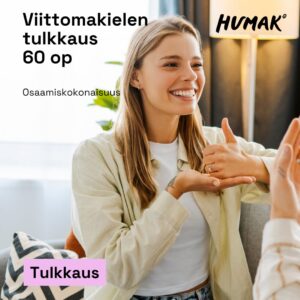 Nuori aikuinen nainen keskustelee suomalaisella viittomakielellä iloisesti olohuoneessa toisen henkilön kanssa, josta kuvassa näkyy vain käsi. Nainen viittoo kädellään eleen, joka muistuttaa puhelinviittomaa. Teksti viittomakielen tulkkaus 60 op, osaamiskokonaisuus, humak, tulkkaus.