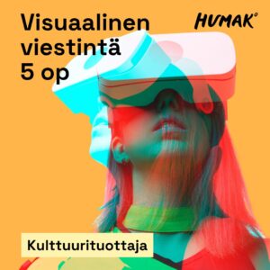 Oranssilla taustalla henkilö, jolla on virtuaalilasit päässään ja pää käännettynä hieman ylös. Kuvassa on käytetty visuaalista päällekkäisvalotusta, jossa näkyy punaisia ja sinivihreitä varjokuvia. Kuvassa lukee: "Visuaalinen viestintä 5 op". Alareunassa vaaleankeltaisella pohjalla korostettuna sana "Kulttuurituottaja". Humak-logo oikeassa yläkulmassa.