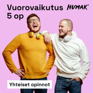 Vaaleanvioletilla taustalla kaksi nuorta miestä nauraa hyväntuulisesti. Vasemmalla oleva henkilö pukeutuu keltaiseen neuleeseen ja hänellä on keltaiset kuulokkeet kaulassa. Oikealla oleva henkilö pukeutuu valkoiseen huppariin ja hänellä on valkoiset kuulokkeet. Hän nojaa toiseen kaverillisesti. Kuvassa lukee: "Vuorovaikutus 5 op". Alareunassa korostettuna teksti "Yhteiset opinnot". Humak-logo oikeassa yläkulmassa.