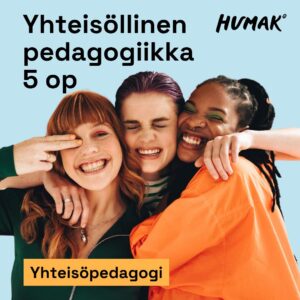 Vaaleansinisellä taustalla kolme nuorta henkilöä hymyilee leveästi ja halaa toisiaan iloisesti. Vasemmalla oleva henkilö tekee rauhanmerkin silmänsä eteen, keskimmäinen puristaa silmät kiinni ja oikeanpuoleinen nojaa ystäviinsä. Kuvassa lukee: "Yhteisöllinen pedagogiikka 5 op". Alareunassa korostettuna sana "Yhteisöpedagogi". Humak-logo oikeassa yläkulmassa.