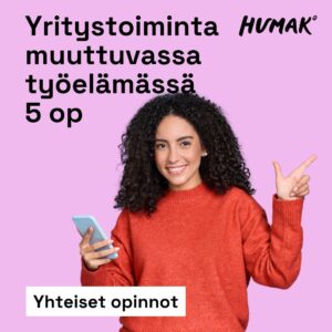 Vaaleanvioletilla taustalla nuori nainen, jolla on kiharat tummat hiukset ja punainen neule, hymyilee ja osoittaa oikealle kädellään samalla kun pitää vasemmassa kädessään älypuhelinta. Kuvassa lukee: "Yritystoiminta muuttuvassa työelämässä 5 op". Alareunassa korostettuna teksti "Yhteiset opinnot". Humak-logo oikeassa yläkulmassa.