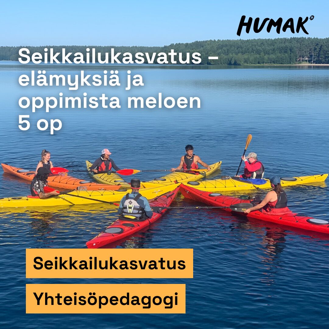 Seitsemän melojaa värikkäissä kajakeissa on kokoontunut järven selällä yhteen kajakeiden keulat vastakkain tähtimäiseen kuvioon.