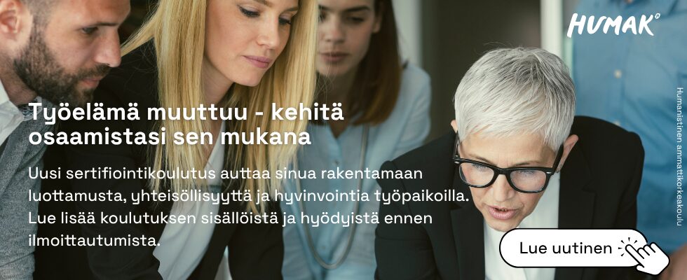Ryhmä eri-ikäisiä ihmisiä työskentelee yhdessä pöydän ääressä. Etualalla on lyhythiuksinen, harmaapäinen nainen, joka tarkastelee papereita, ja hänen vierellään nuorempia kollegoita. Kuvassa on teksti 'Työelämä muuttuu – kehitä osaamistasi sen mukana' sekä kehotus 'Lue uutinen'. Kuvassa mainostetaan Humakin uutta työyhteisövalmentajan sertifiointikoulutusta, joka auttaa kehittämään luottamusta, yhteisöllisyyttä ja hyvinvointia työpaikoilla.