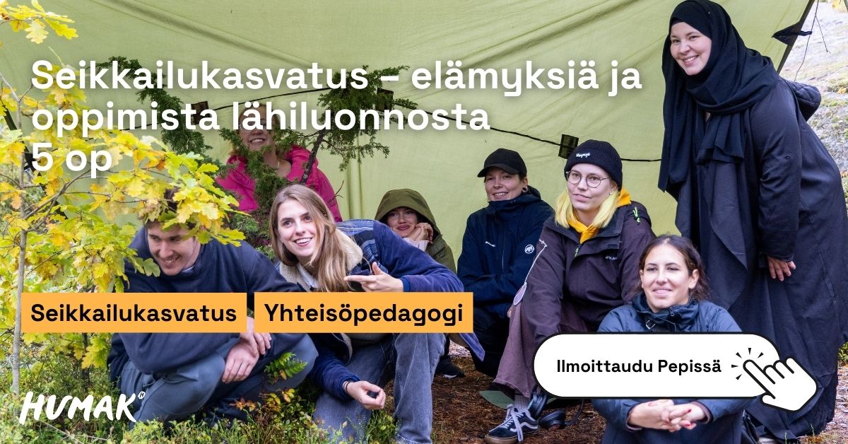 Ryhmä aikuisia istuu ja seisoo teltan alla syksyisessä metsäympäristössä. Heillä on ulkoiluvaatteet päällään ja he hymyilevät kameralle. Kuvassa on teksti ”Seikkailukasvatus – elämyksiä ja oppimista lähiluonnosta 5 op” sekä tunnisteet ”Seikkailukasvatus” ja ”Yhteisöpedagogi”. Oikeassa alakulmassa on painike ”Ilmoittaudu Pepissä” ja Humakin logo.