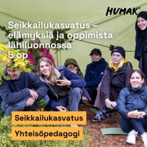 Ryhmä opiskelijoita istuu ja kyykkii yhdessä vihreän sadesuojan alla metsäisessä ympäristössä. He hymyilevät ja näyttävät rentoutuneilta, osa pukeutuneena sadevaatteisiin. Kuvan päällä on teksti ”Seikkailukasvatus – elämyksiä ja oppimista lähiluonnossa 5 op”, ja alareunassa keltaisilla taustalaatikoilla sanat ”Seikkailukasvatus” ja ”Yhteisöpedagogi”. Yläkulmassa näkyy Humak-logo.